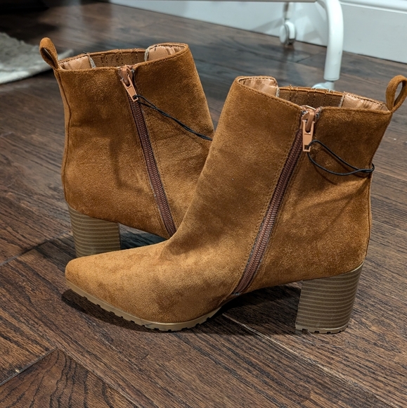 NWOB Maurices Alexa Brown Lug Ankle Boot - Picture 4 of 10